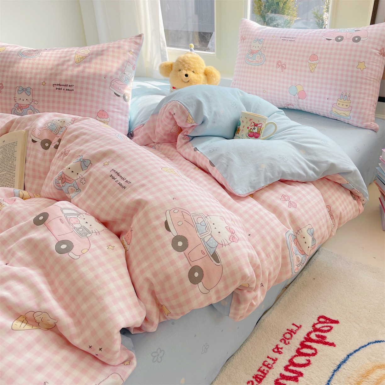 91家纺网 家纺一手货源 找家纺 盛秋家纺 2026新款水洗棉印花四件套-卡通系列二 格子铺粉+花朵蓝