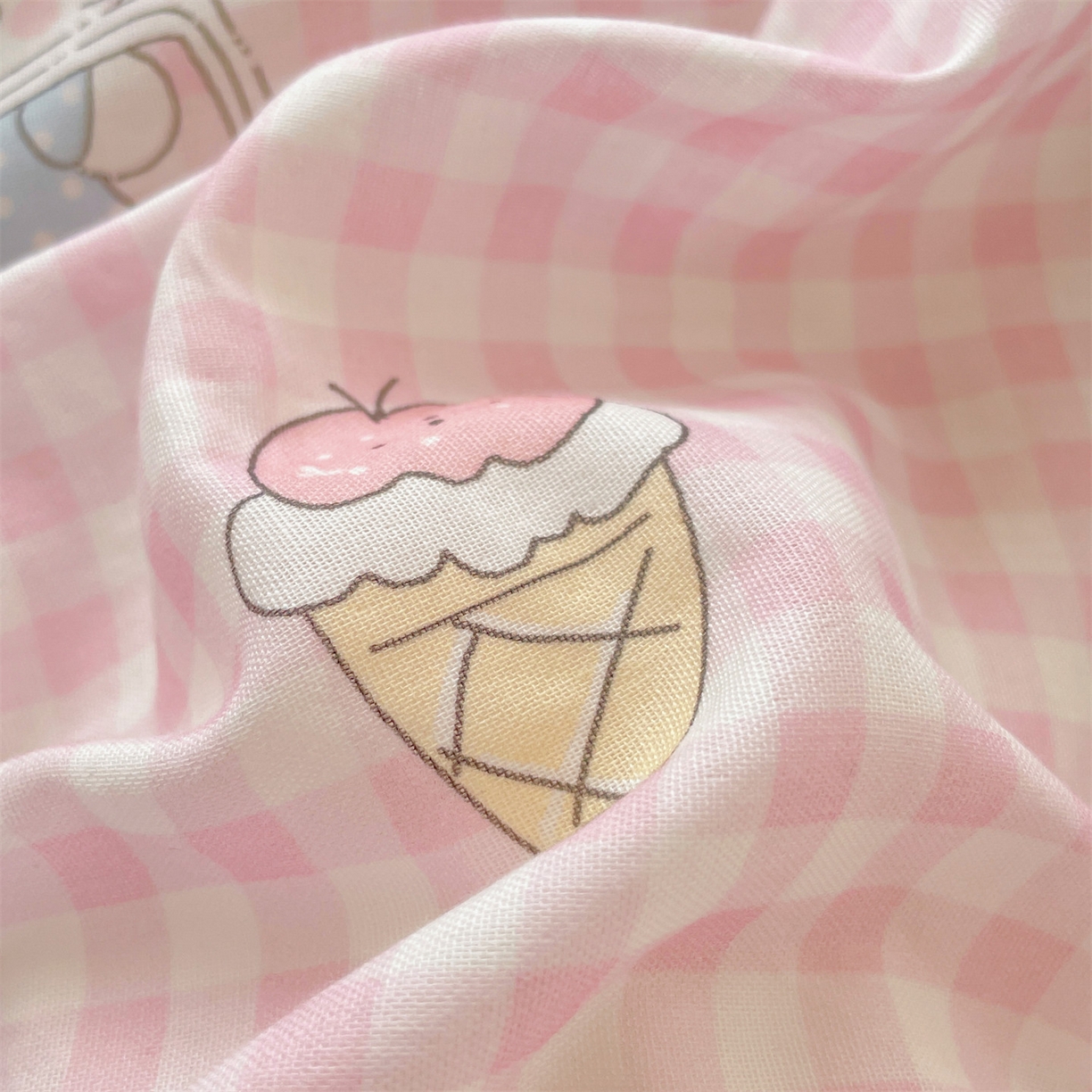 91家纺网 家纺一手货源 找家纺 盛秋家纺 2026新款水洗棉印花四件套-卡通系列二 格子铺粉+花朵蓝