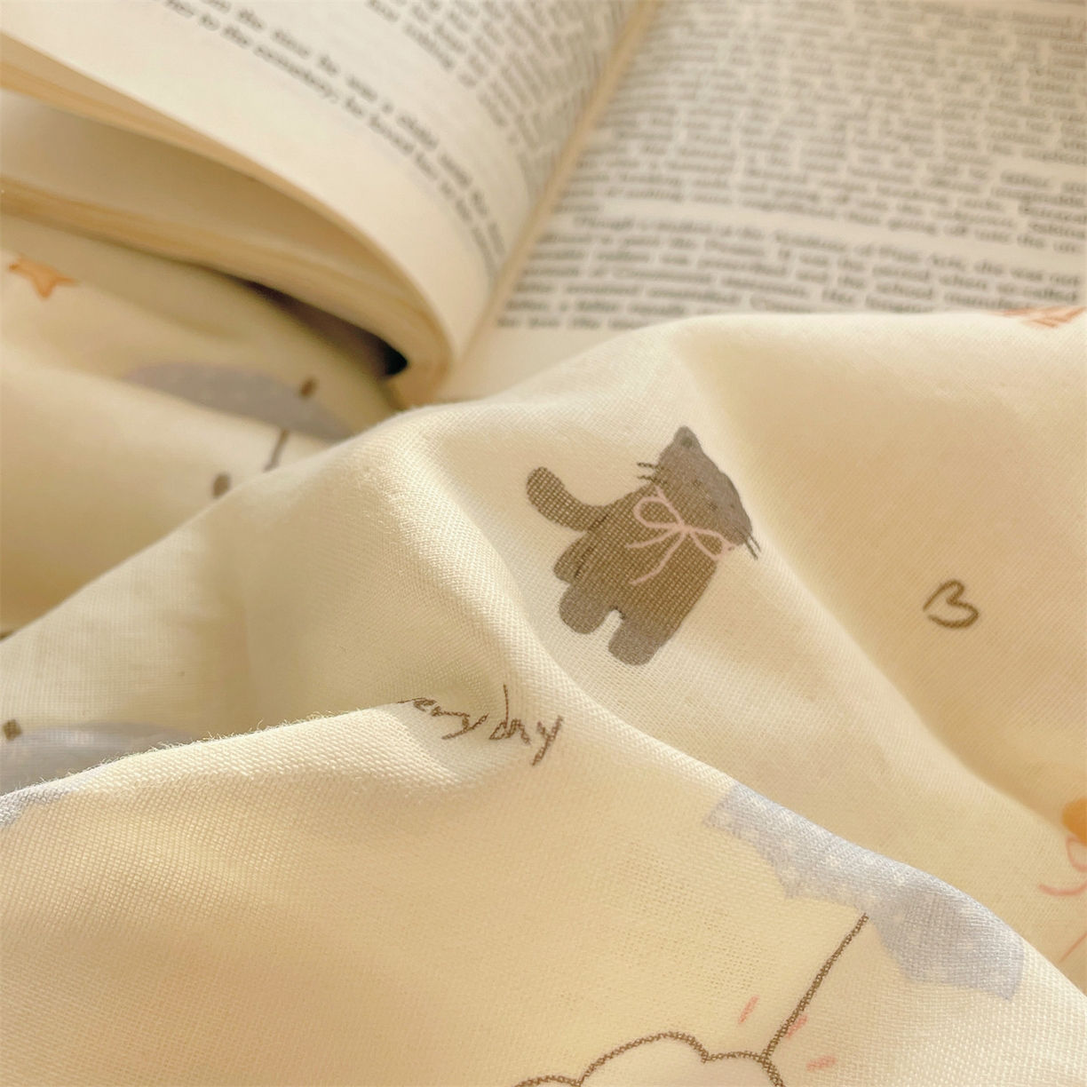 91家纺网 家纺一手货源 找家纺 盛秋家纺 2026新款水洗棉印花四件套-卡通系列二 满山猫+猫爪