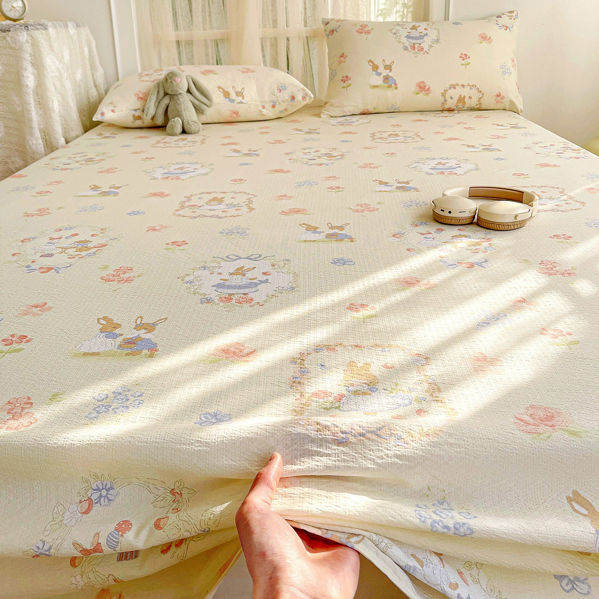 91家纺网 家纺一手货源 找家纺 纽缦家纺 2026春夏新款云感提花双层纱单床单 床单单件 镜子里的兔