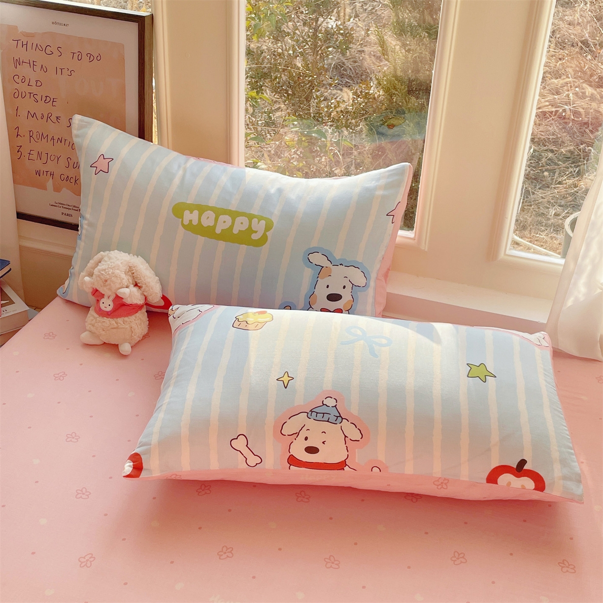 91家纺网 家纺一手货源 找家纺 盛秋家纺 2026新款水洗棉印花四件套-卡通系列二 软萌汪汪蓝+花朵粉