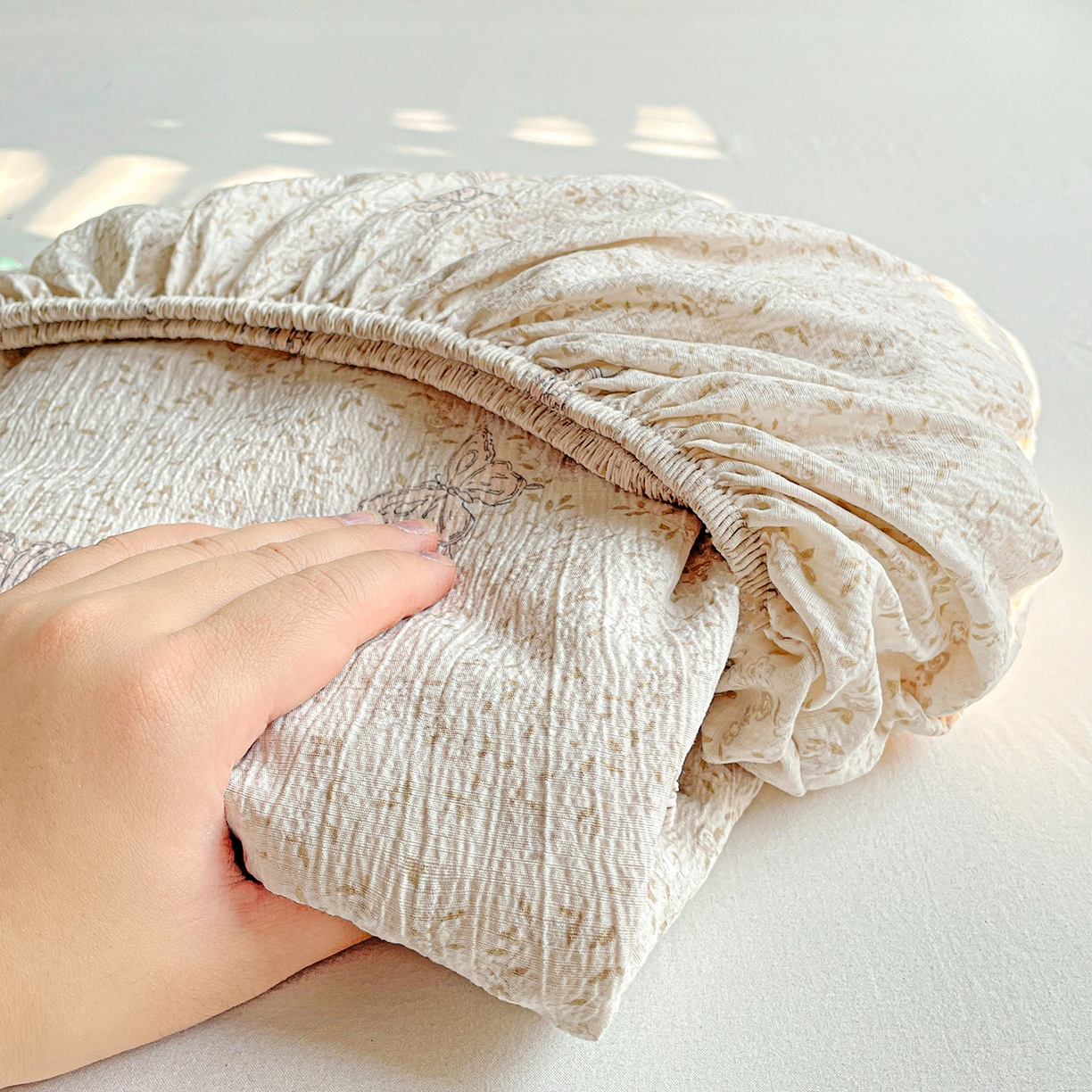 91家纺网 家纺一手货源 找家纺 优选 2026新款ins小清新木棉双层纱印花床笠床垫保护罩枕套三件套 蝴蝶谷