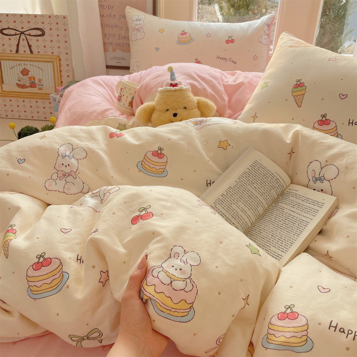 91家纺网 家纺一手货源 找家纺 盛秋家纺 2026新款水洗棉印花四件套-卡通系列二 生日派对+花朵粉