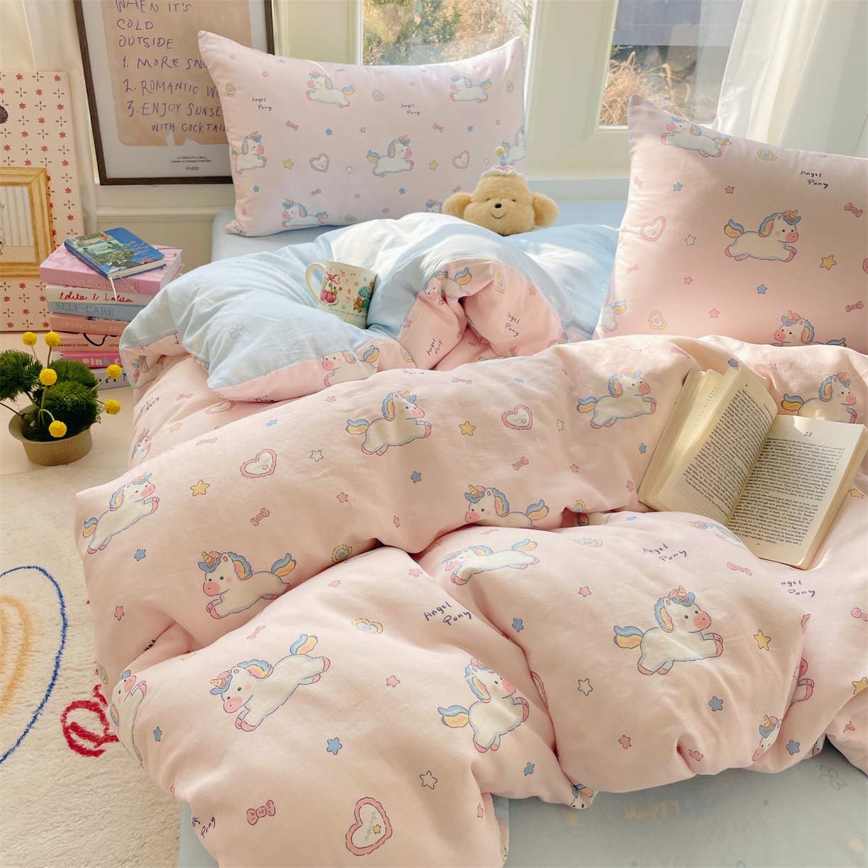 91家纺网 家纺一手货源 找家纺 盛秋家纺 2026新款水洗棉印花四件套-卡通系列二 天使小马粉+花朵蓝