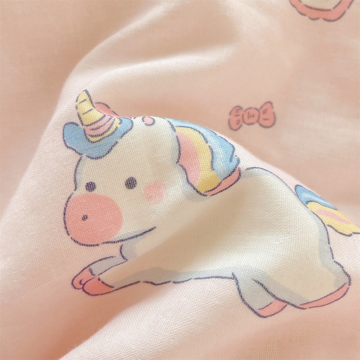 91家纺网 家纺一手货源 找家纺 盛秋家纺 2026新款水洗棉印花四件套-卡通系列二 天使小马粉+花朵蓝