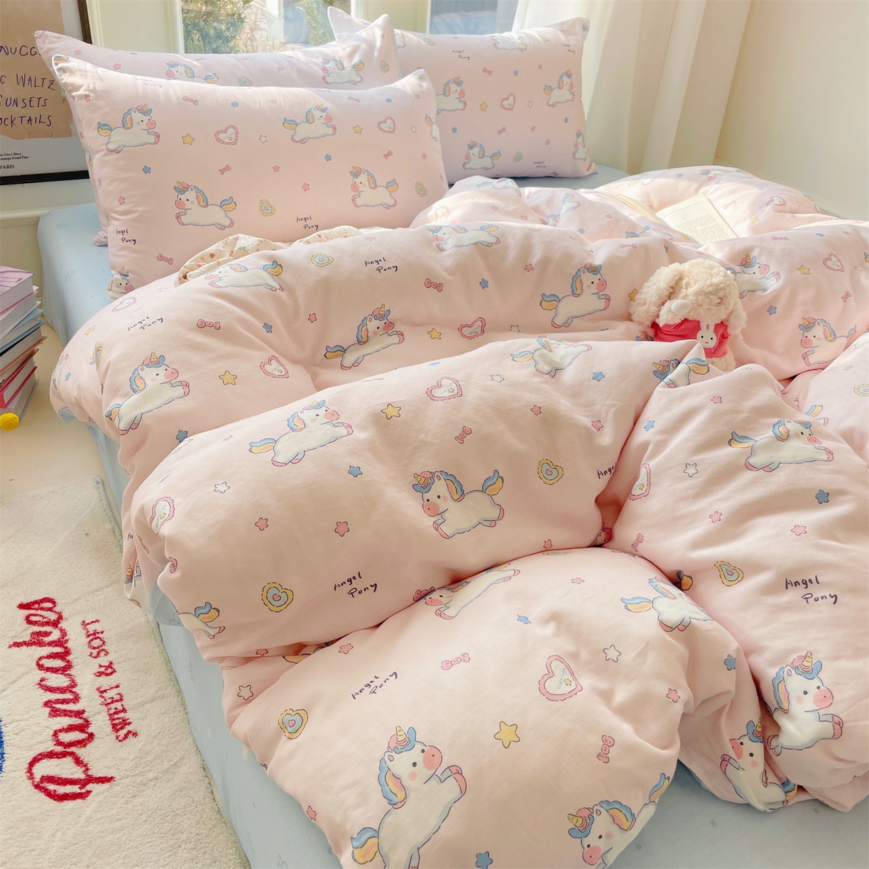 91家纺网 家纺一手货源 找家纺 盛秋家纺 2026新款水洗棉印花四件套-卡通系列二 天使小马粉+花朵蓝