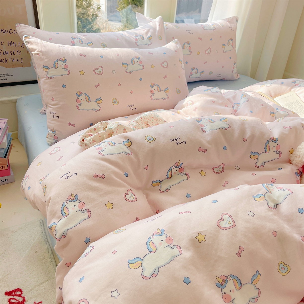 91家纺网 家纺一手货源 找家纺 盛秋家纺 2026新款水洗棉印花四件套-卡通系列二 天使小马粉+花朵蓝