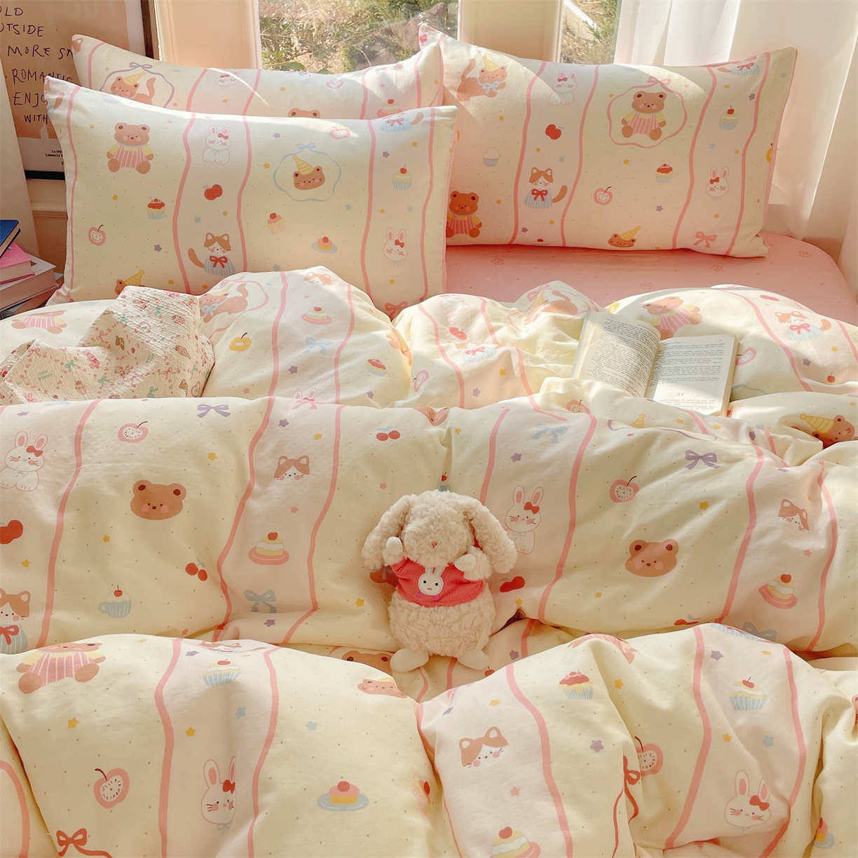 91家纺网 家纺一手货源 找家纺 盛秋家纺 2026新款水洗棉印花四件套-卡通系列二 甜茶日记+花朵粉