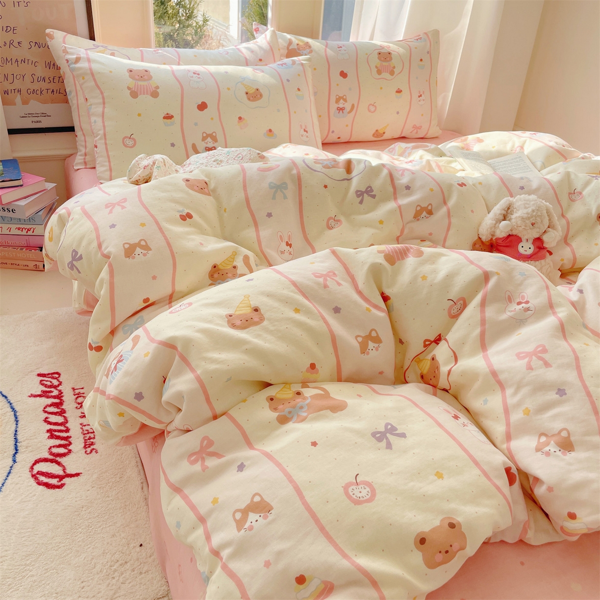 91家纺网 家纺一手货源 找家纺 盛秋家纺 2026新款水洗棉印花四件套-卡通系列二 甜茶日记+花朵粉