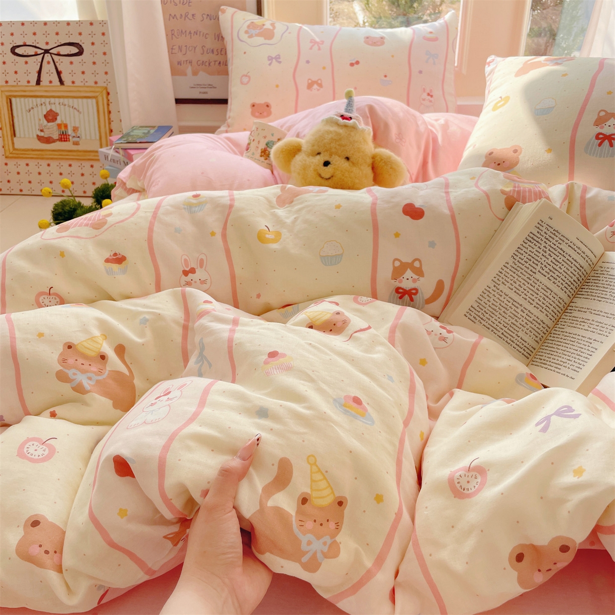 91家纺网 家纺一手货源 找家纺 盛秋家纺 2026新款水洗棉印花四件套-卡通系列二 甜茶日记+花朵粉