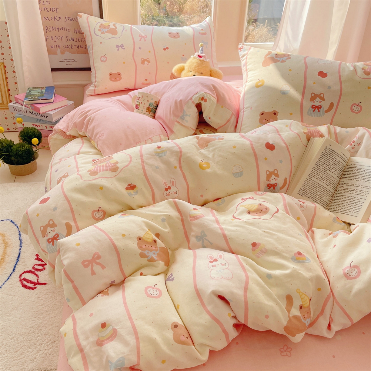 91家纺网 家纺一手货源 找家纺 盛秋家纺 2026新款水洗棉印花四件套-卡通系列二 甜茶日记+花朵粉