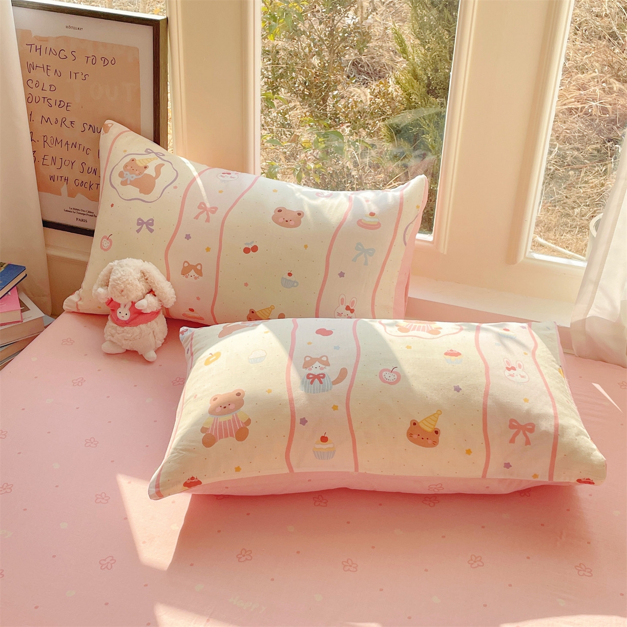 91家纺网 家纺一手货源 找家纺 盛秋家纺 2026新款水洗棉印花四件套-卡通系列二 甜茶日记+花朵粉