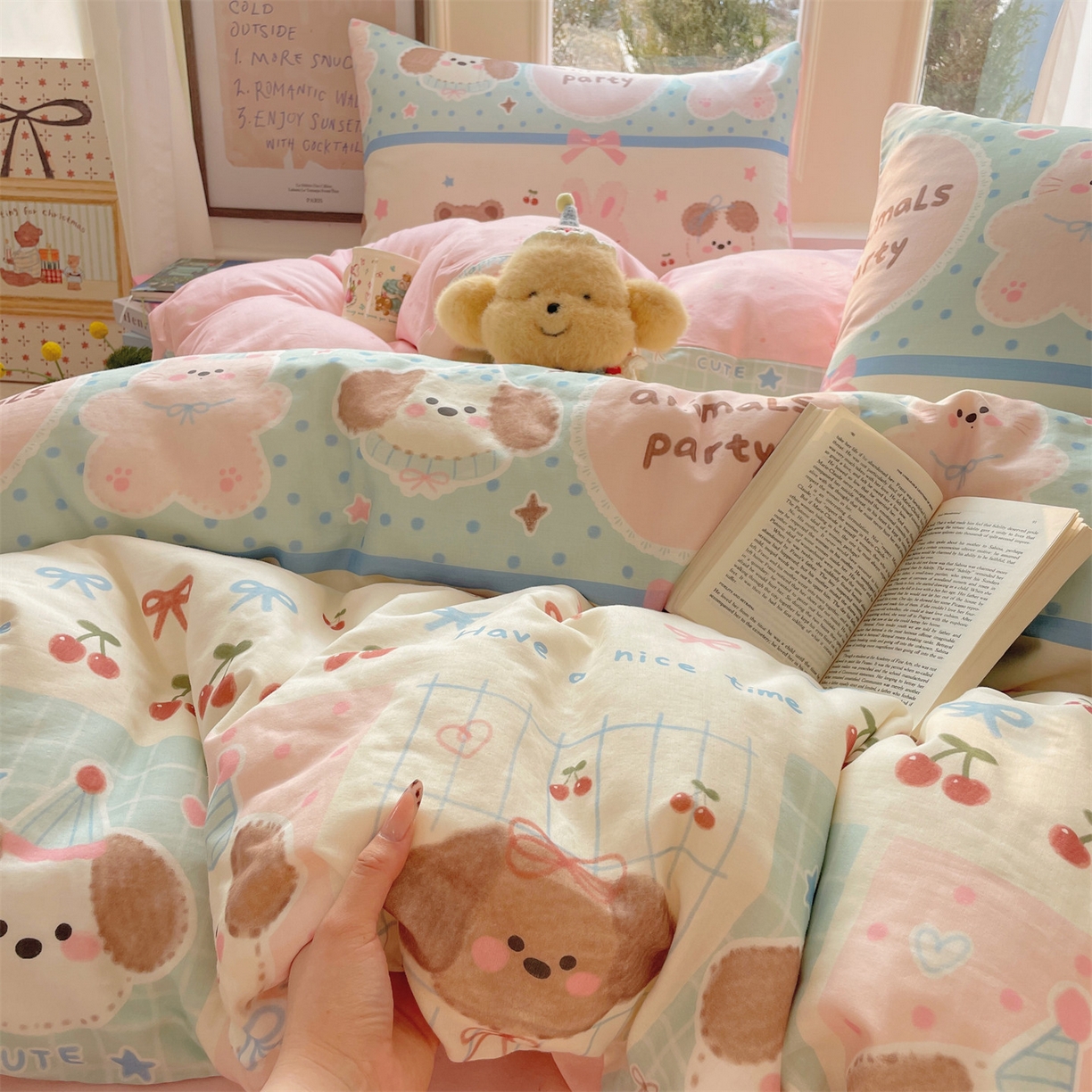 91家纺网 家纺一手货源 找家纺 盛秋家纺 2026新款水洗棉印花四件套-卡通系列二 小狗来信+花朵粉