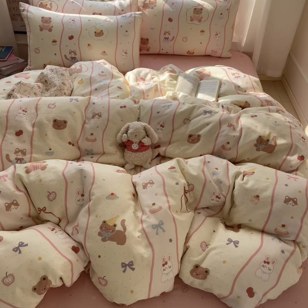 91家纺网 家纺一手货源 找家纺 盛秋家纺 2026新款水洗棉印花四件套-卡通系列二 甜茶日记+花朵粉