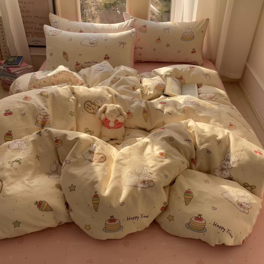 91家纺网 家纺一手货源 找家纺 盛秋家纺 2026新款水洗棉印花四件套-卡通系列二 生日派对+花朵粉