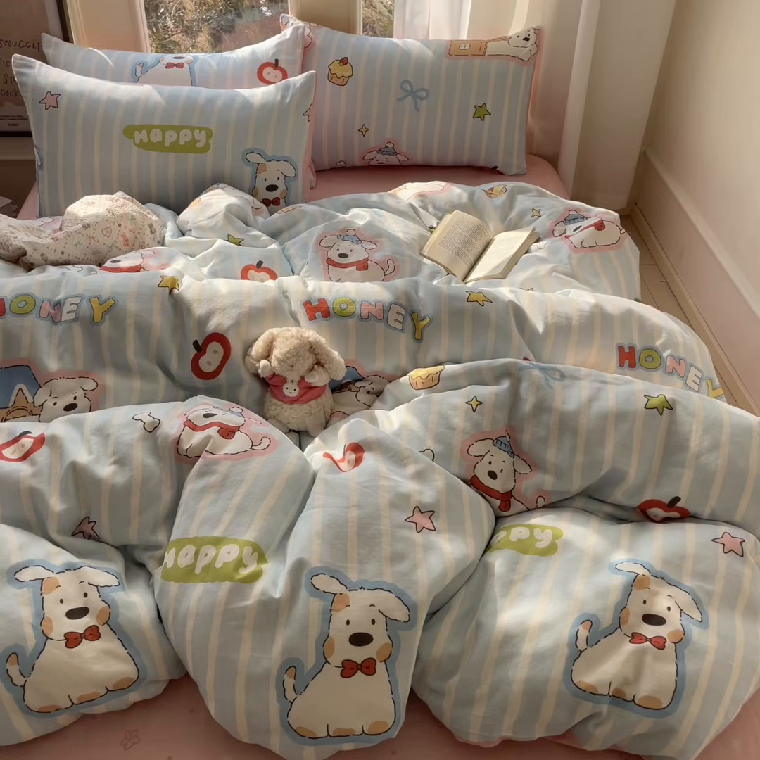 91家纺网 家纺一手货源 找家纺 盛秋家纺 2026新款水洗棉印花四件套-卡通系列二 软萌汪汪蓝+花朵粉