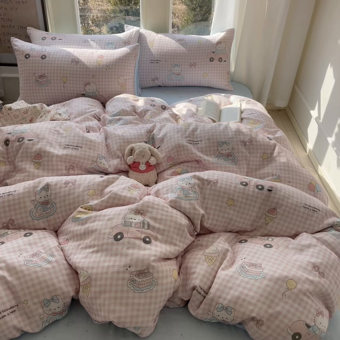 91家纺网 家纺一手货源 找家纺 盛秋家纺 2026新款水洗棉印花四件套-卡通系列二 格子铺粉+花朵蓝