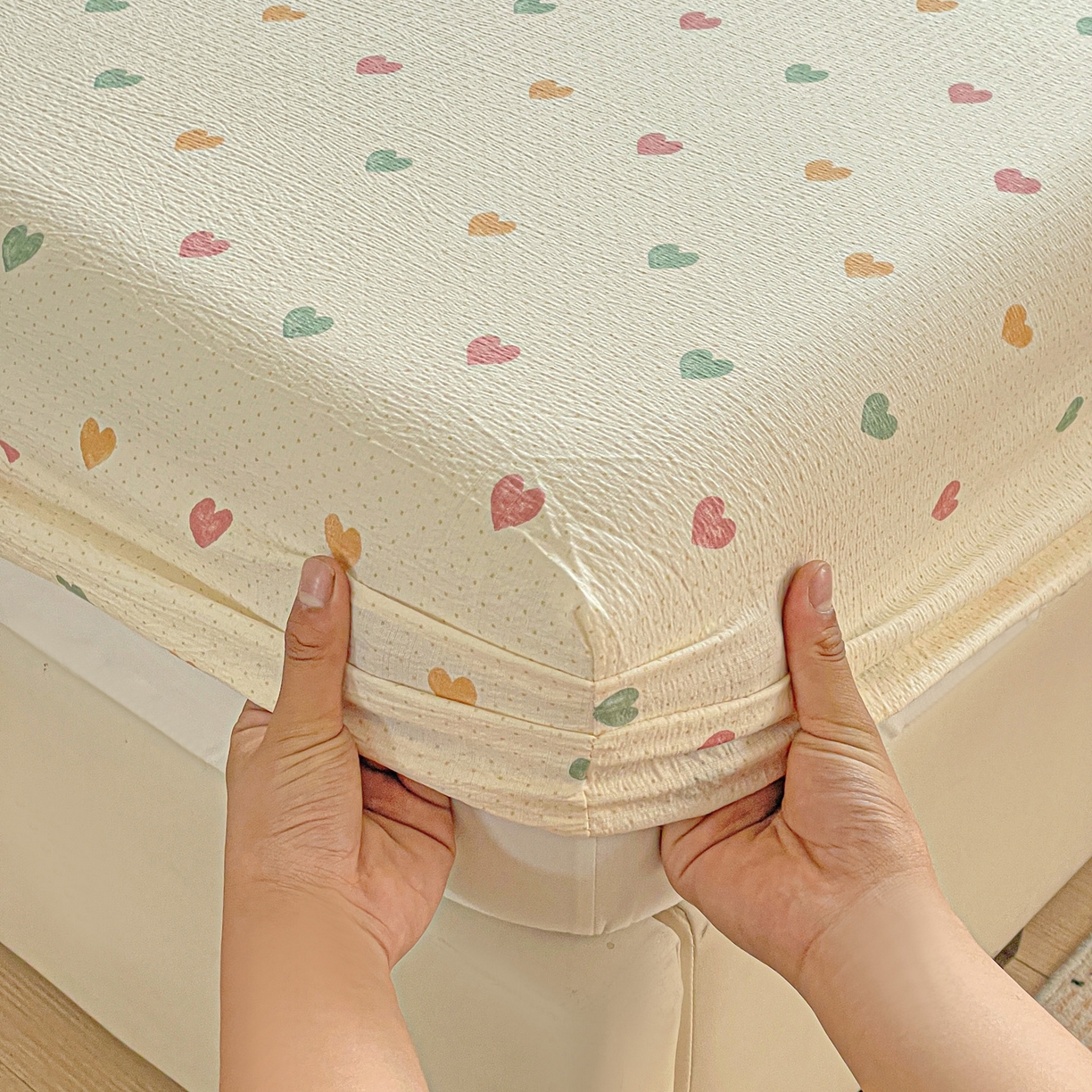 91家纺网 家纺一手货源 找家纺 优选良品 2025新款ins小清新木棉双层纱印花床笠床垫保护罩枕套三件套 爱心