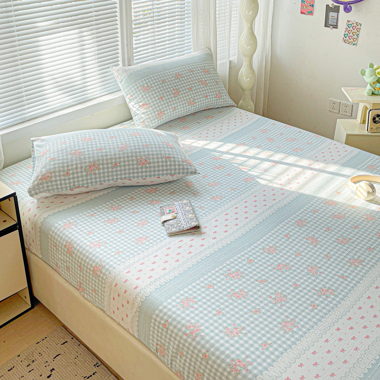 91家纺网 家纺一手货源 找家纺 优选良品 2025新款ins小清新木棉双层纱印花床笠床垫保护罩枕套三件套 春朵