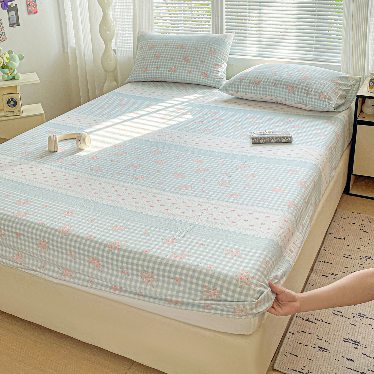 91家纺网 家纺一手货源 找家纺 优选良品 2025新款ins小清新木棉双层纱印花床笠床垫保护罩枕套三件套 春朵