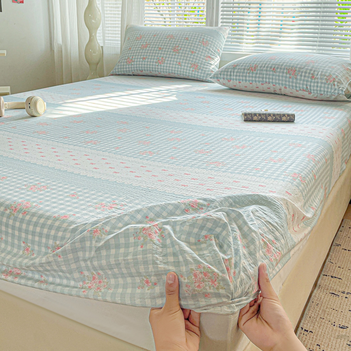 91家纺网 家纺一手货源 找家纺 优选良品 2025新款ins小清新木棉双层纱印花床笠床垫保护罩枕套三件套 春朵