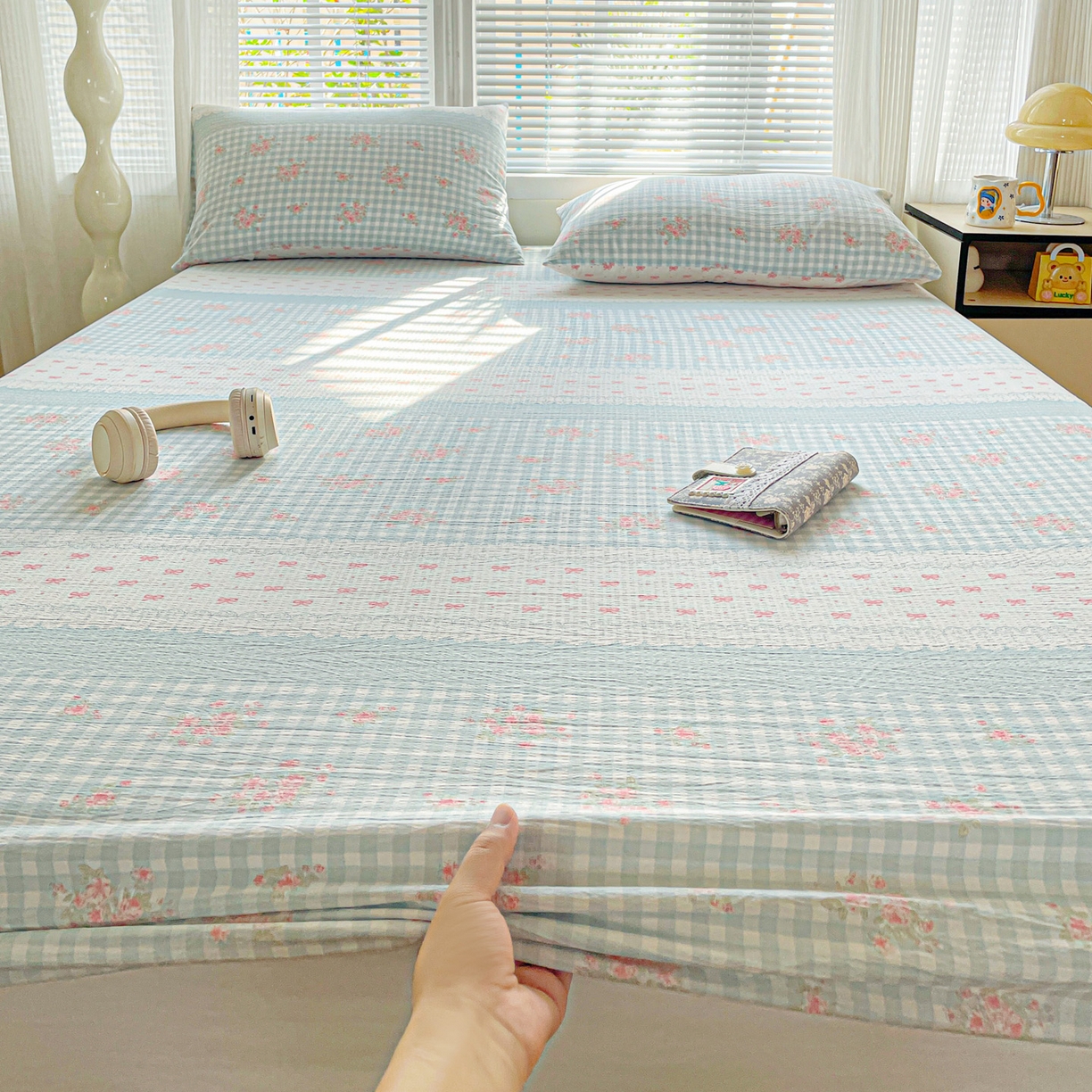 91家纺网 家纺一手货源 找家纺 优选良品 2025新款ins小清新木棉双层纱印花床笠床垫保护罩枕套三件套 春朵