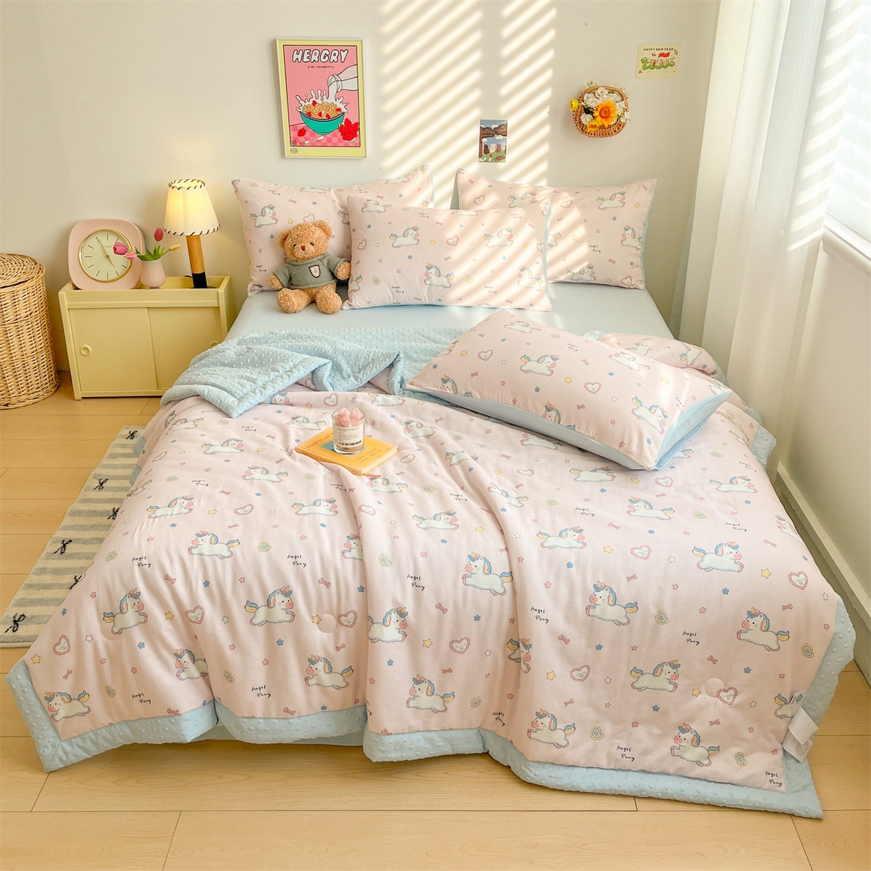 91家纺网 家纺一手货源 找家纺 盛秋家纺 2026新款A类水洗棉豆豆夏被系列二 独角兽粉+天空蓝