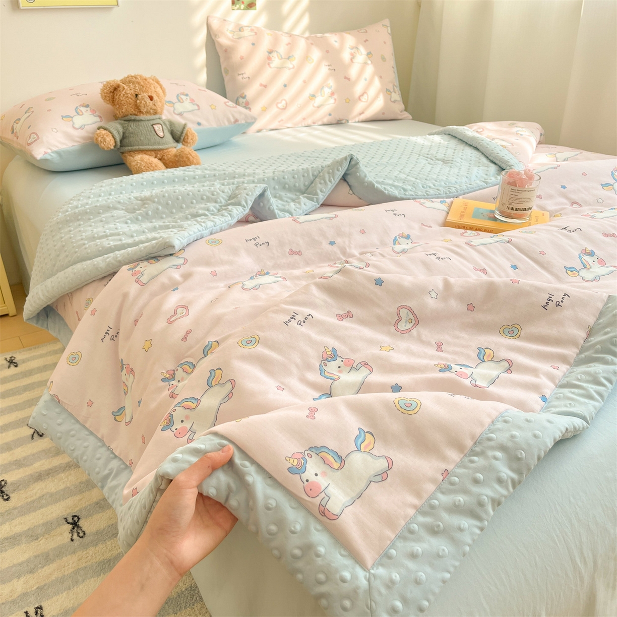 91家纺网 家纺一手货源 找家纺 盛秋家纺 2026新款A类水洗棉豆豆夏被系列二 独角兽粉+天空蓝