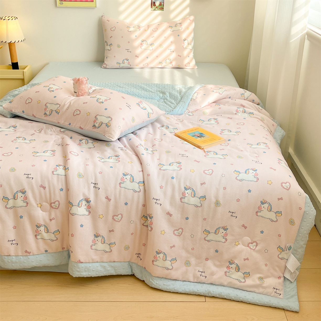91家纺网 家纺一手货源 找家纺 盛秋家纺 2026新款A类水洗棉豆豆夏被系列二 独角兽粉+天空蓝