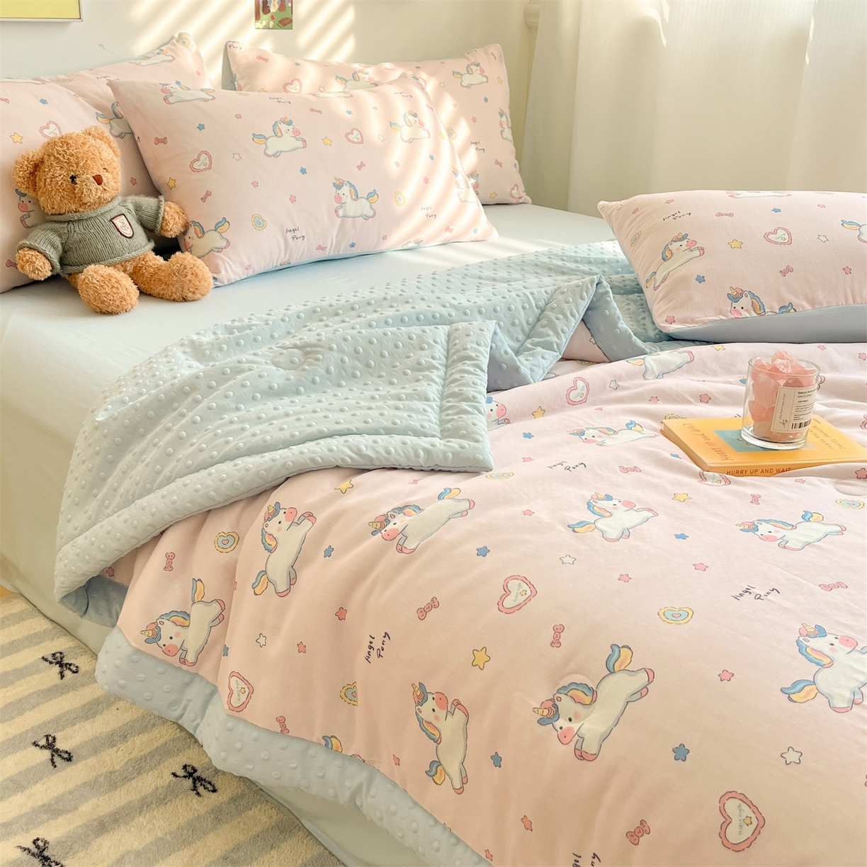 91家纺网 家纺一手货源 找家纺 盛秋家纺 2026新款A类水洗棉豆豆夏被系列二 独角兽粉+天空蓝