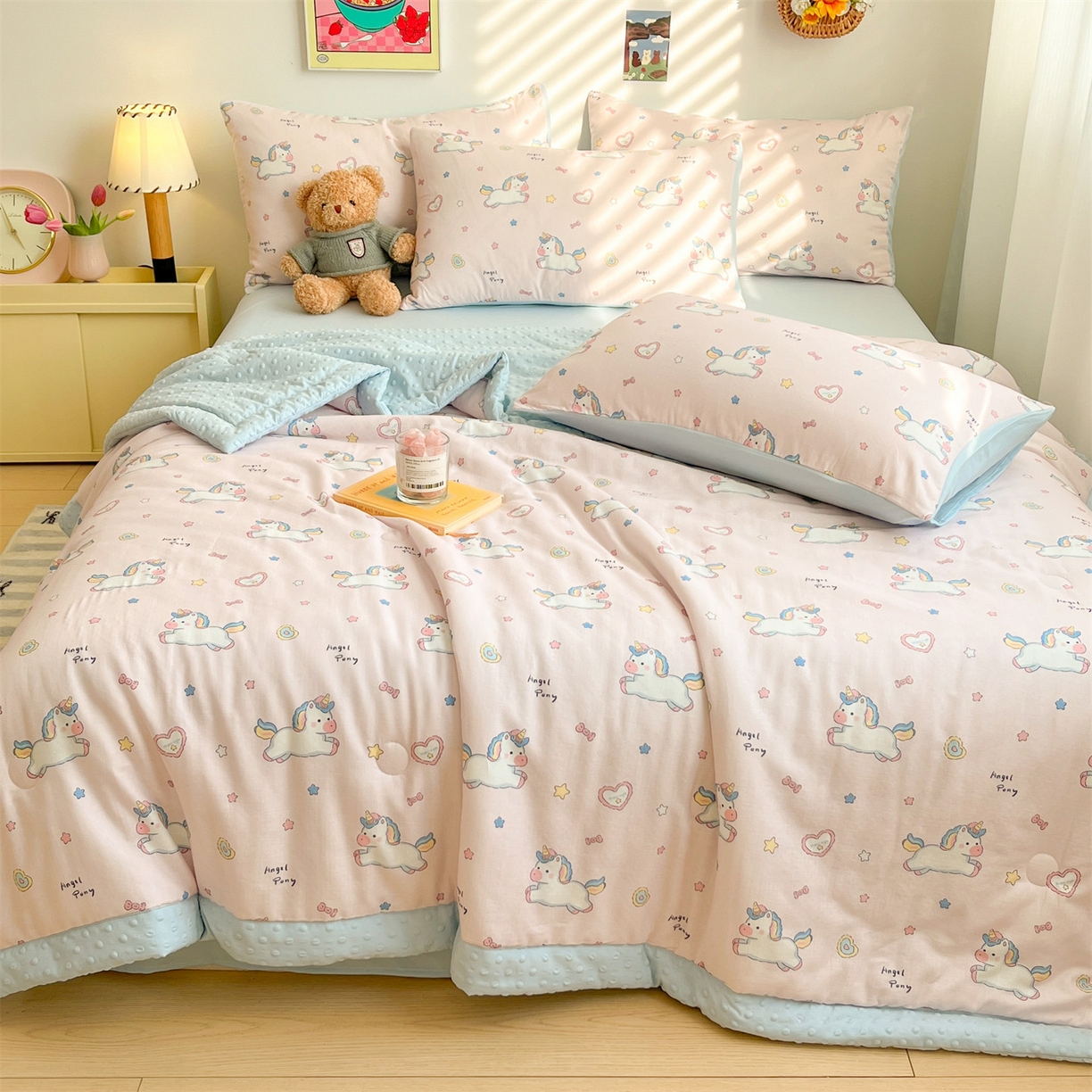 91家纺网 家纺一手货源 找家纺 盛秋家纺 2026新款A类水洗棉豆豆夏被系列二 独角兽粉+天空蓝