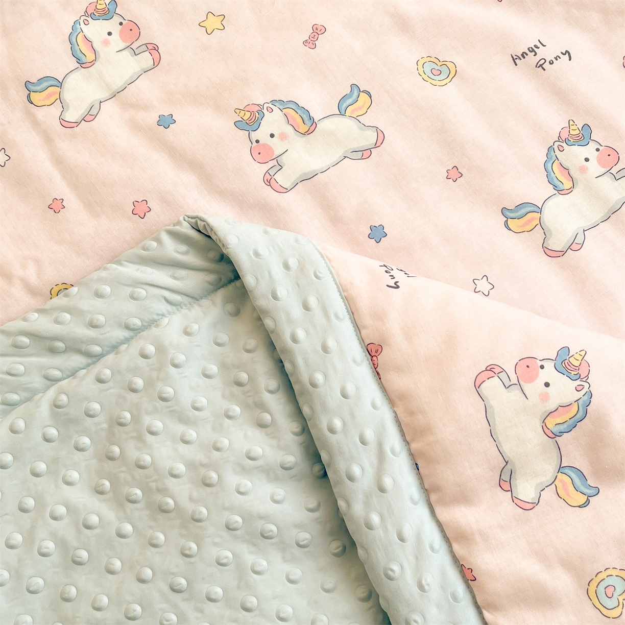 91家纺网 家纺一手货源 找家纺 盛秋家纺 2026新款A类水洗棉豆豆夏被系列二 独角兽粉+天空蓝