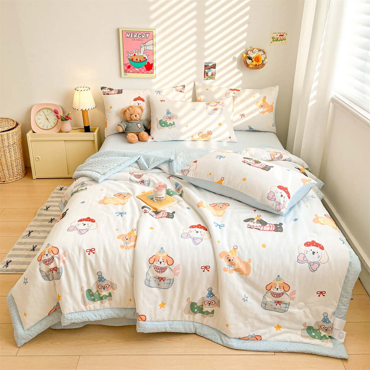 91家纺网 家纺一手货源 找家纺 盛秋家纺 2026新款A类水洗棉豆豆夏被系列二 狗狗游园+天空蓝