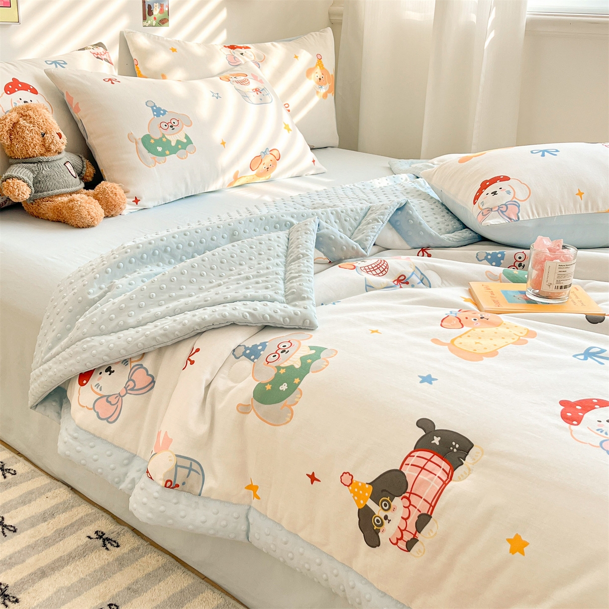 91家纺网 家纺一手货源 找家纺 盛秋家纺 2026新款A类水洗棉豆豆夏被系列二 狗狗游园+天空蓝