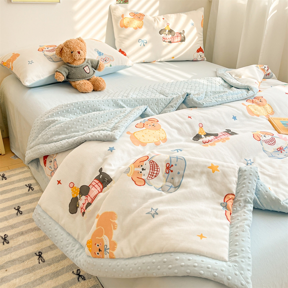 91家纺网 家纺一手货源 找家纺 盛秋家纺 2026新款A类水洗棉豆豆夏被系列二 狗狗游园+天空蓝