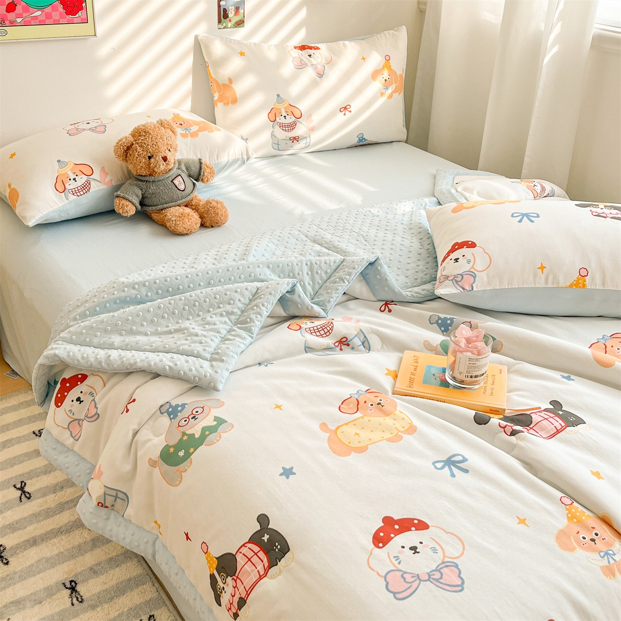 91家纺网 家纺一手货源 找家纺 盛秋家纺 2026新款A类水洗棉豆豆夏被系列二 狗狗游园+天空蓝