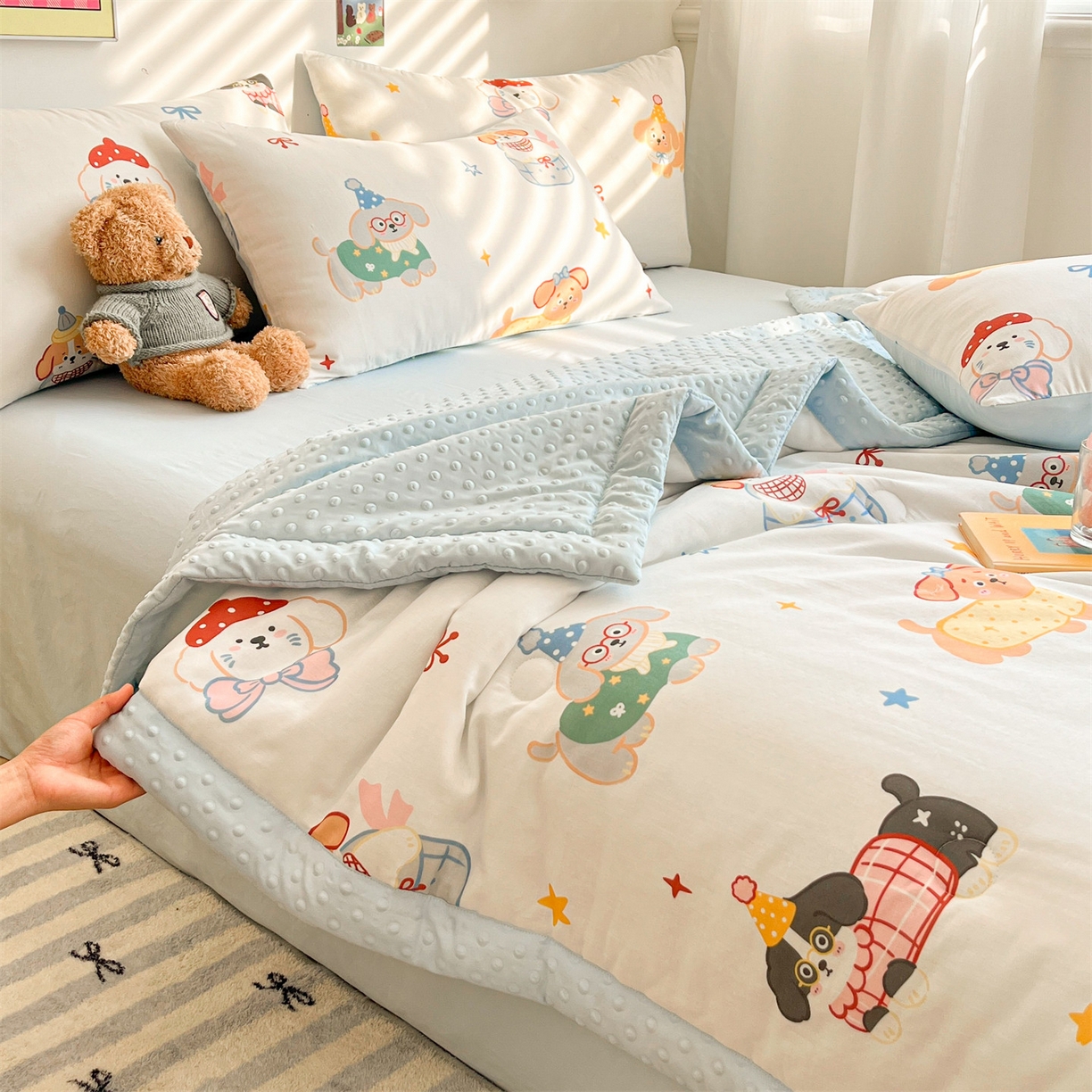 91家纺网 家纺一手货源 找家纺 盛秋家纺 2026新款A类水洗棉豆豆夏被系列二 狗狗游园+天空蓝