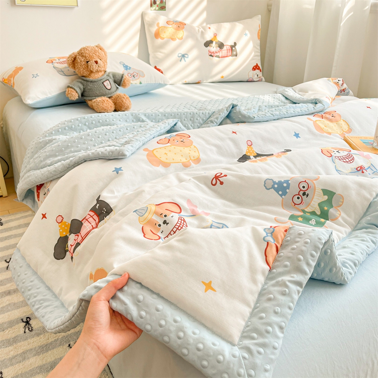 91家纺网 家纺一手货源 找家纺 盛秋家纺 2026新款A类水洗棉豆豆夏被系列二 狗狗游园+天空蓝