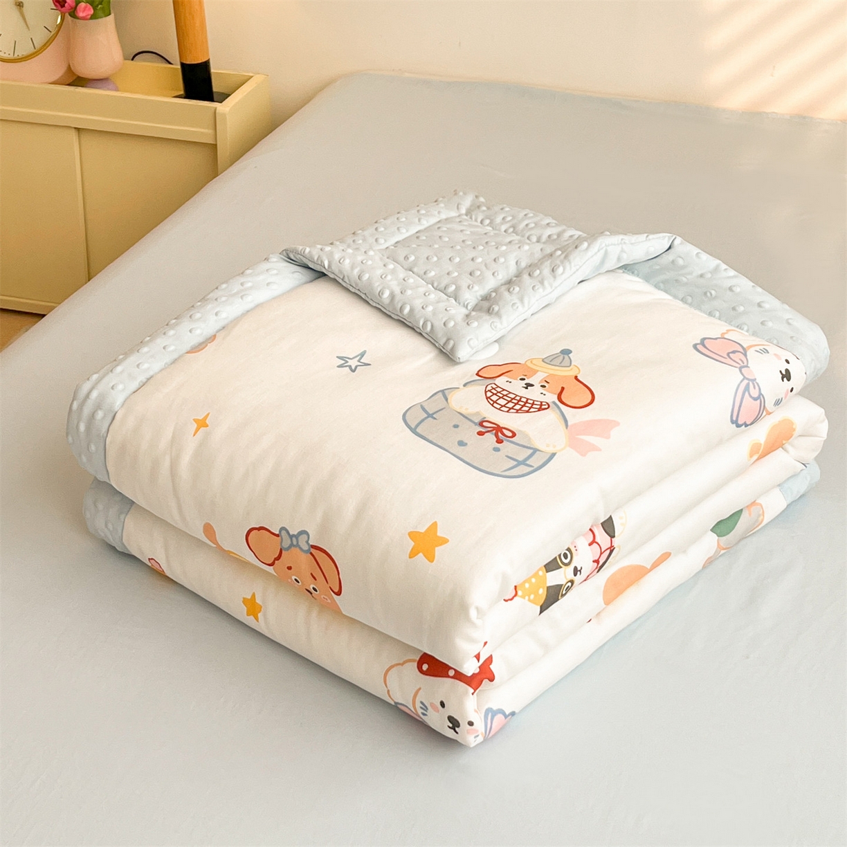 91家纺网 家纺一手货源 找家纺 盛秋家纺 2026新款A类水洗棉豆豆夏被系列二 狗狗游园+天空蓝