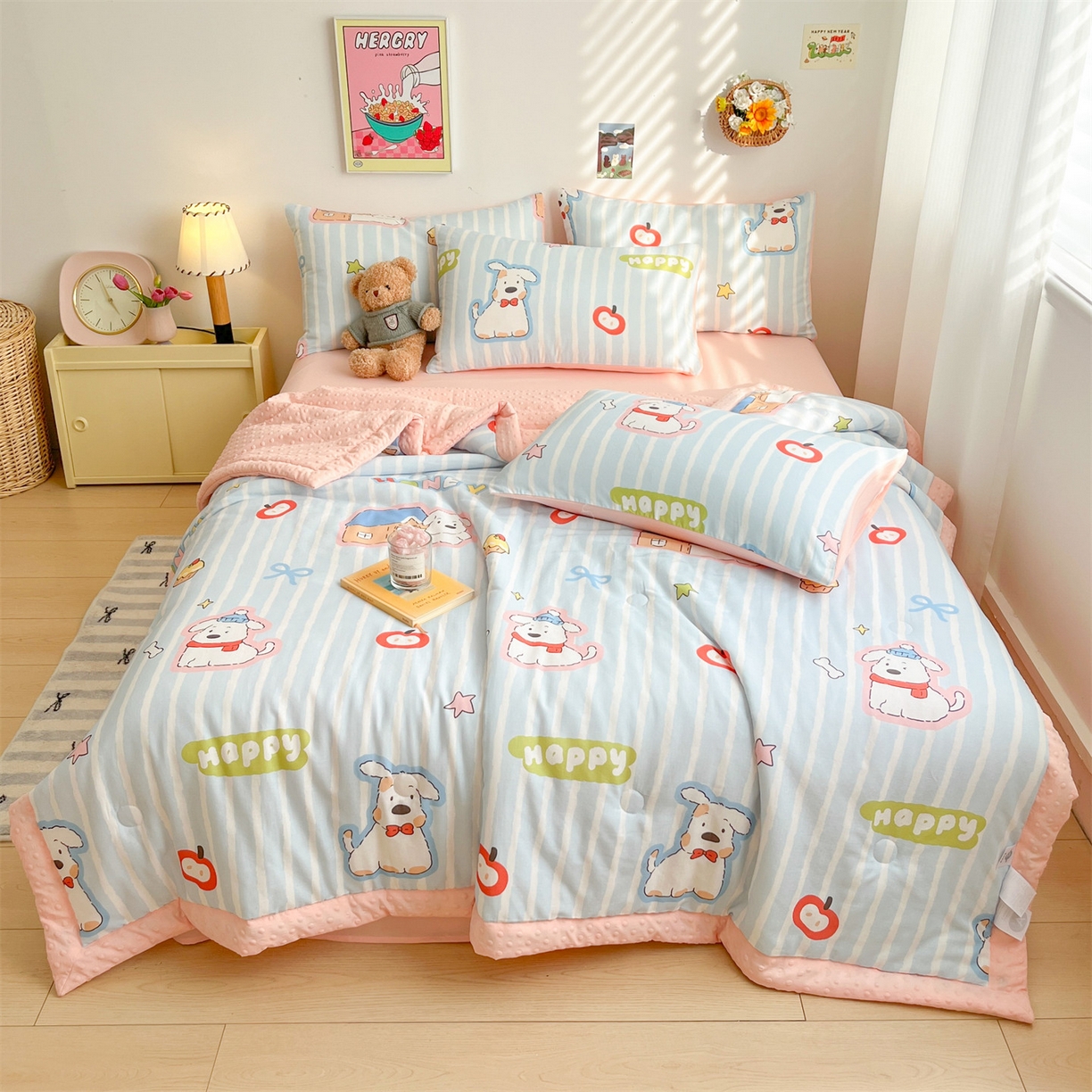 91家纺网 家纺一手货源 找家纺 盛秋家纺 2026新款A类水洗棉豆豆夏被系列二 软萌汪汪蓝+奶油粉