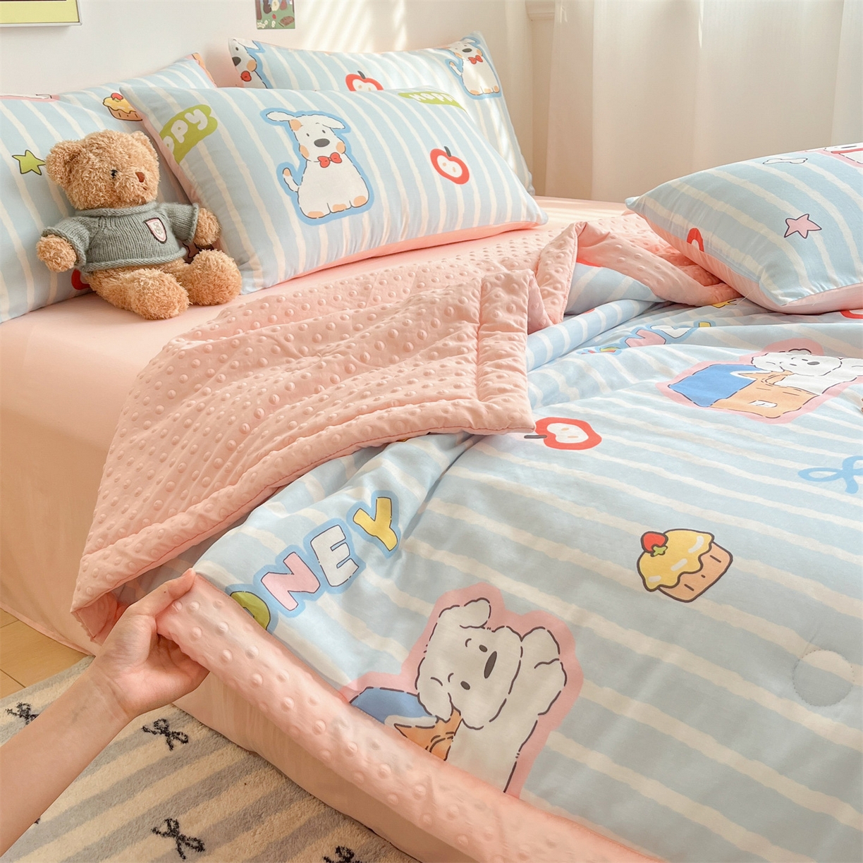 91家纺网 家纺一手货源 找家纺 盛秋家纺 2026新款A类水洗棉豆豆夏被系列二 软萌汪汪蓝+奶油粉