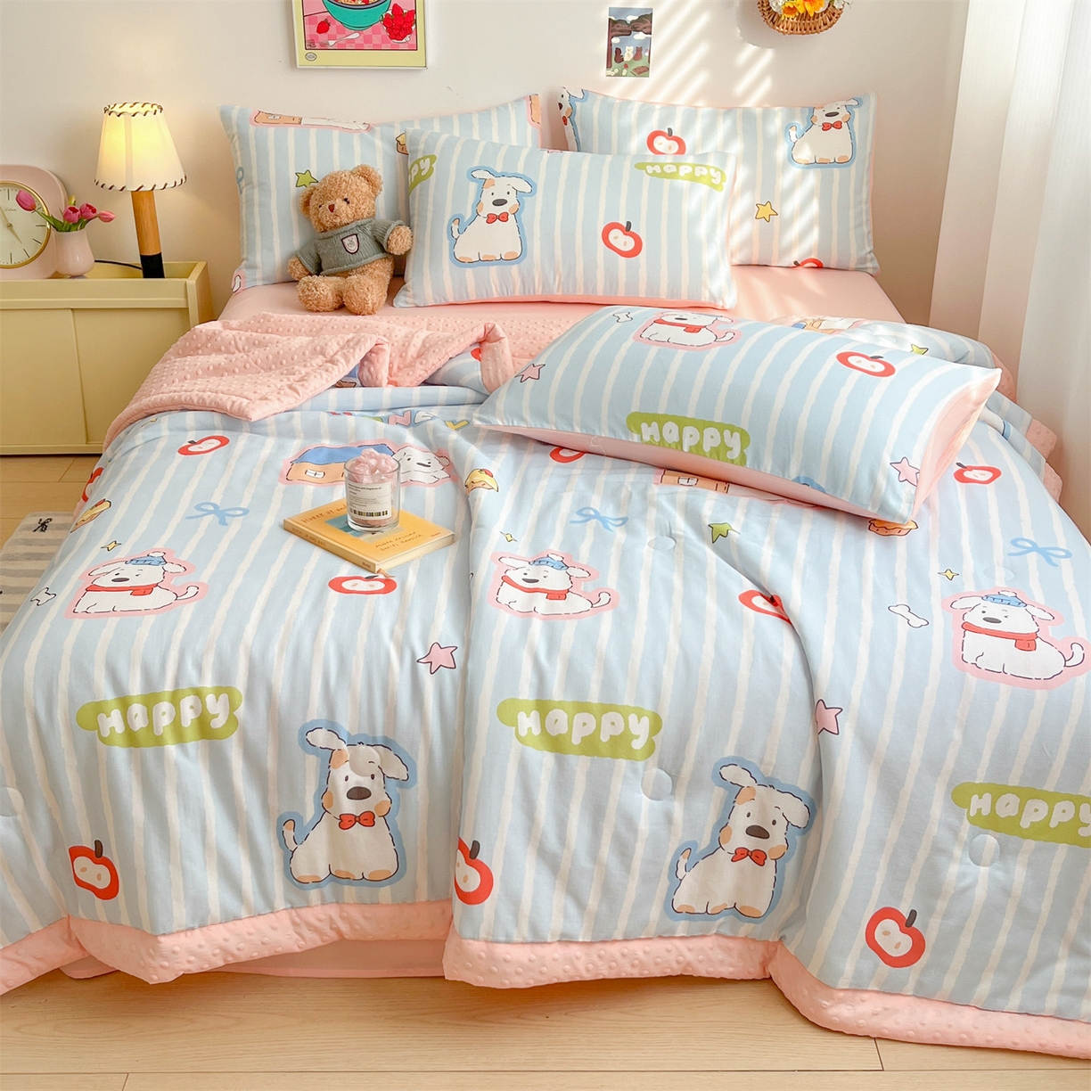 91家纺网 家纺一手货源 找家纺 盛秋家纺 2026新款A类水洗棉豆豆夏被系列二 软萌汪汪蓝+奶油粉