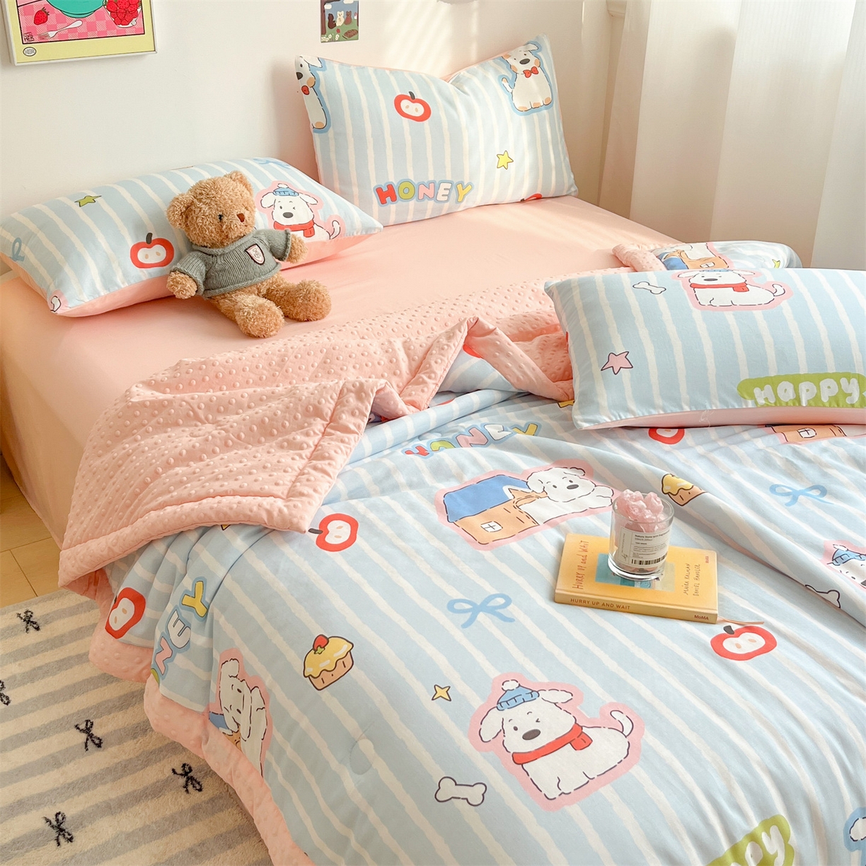 91家纺网 家纺一手货源 找家纺 盛秋家纺 2026新款A类水洗棉豆豆夏被系列二 软萌汪汪蓝+奶油粉