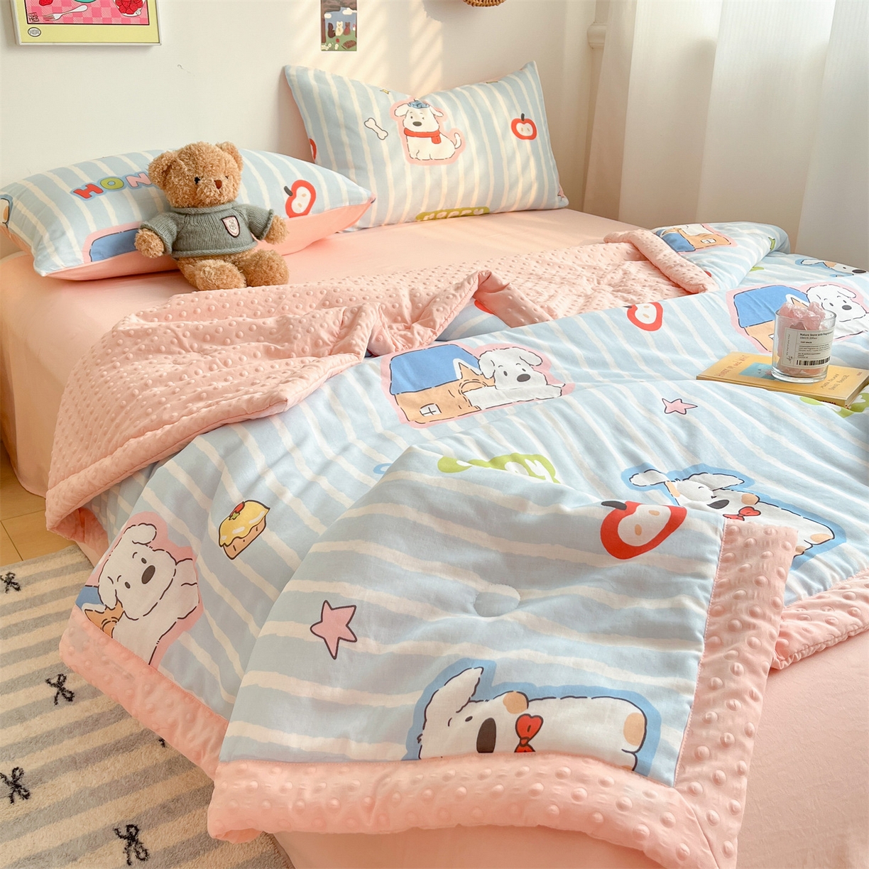 91家纺网 家纺一手货源 找家纺 盛秋家纺 2026新款A类水洗棉豆豆夏被系列二 软萌汪汪蓝+奶油粉