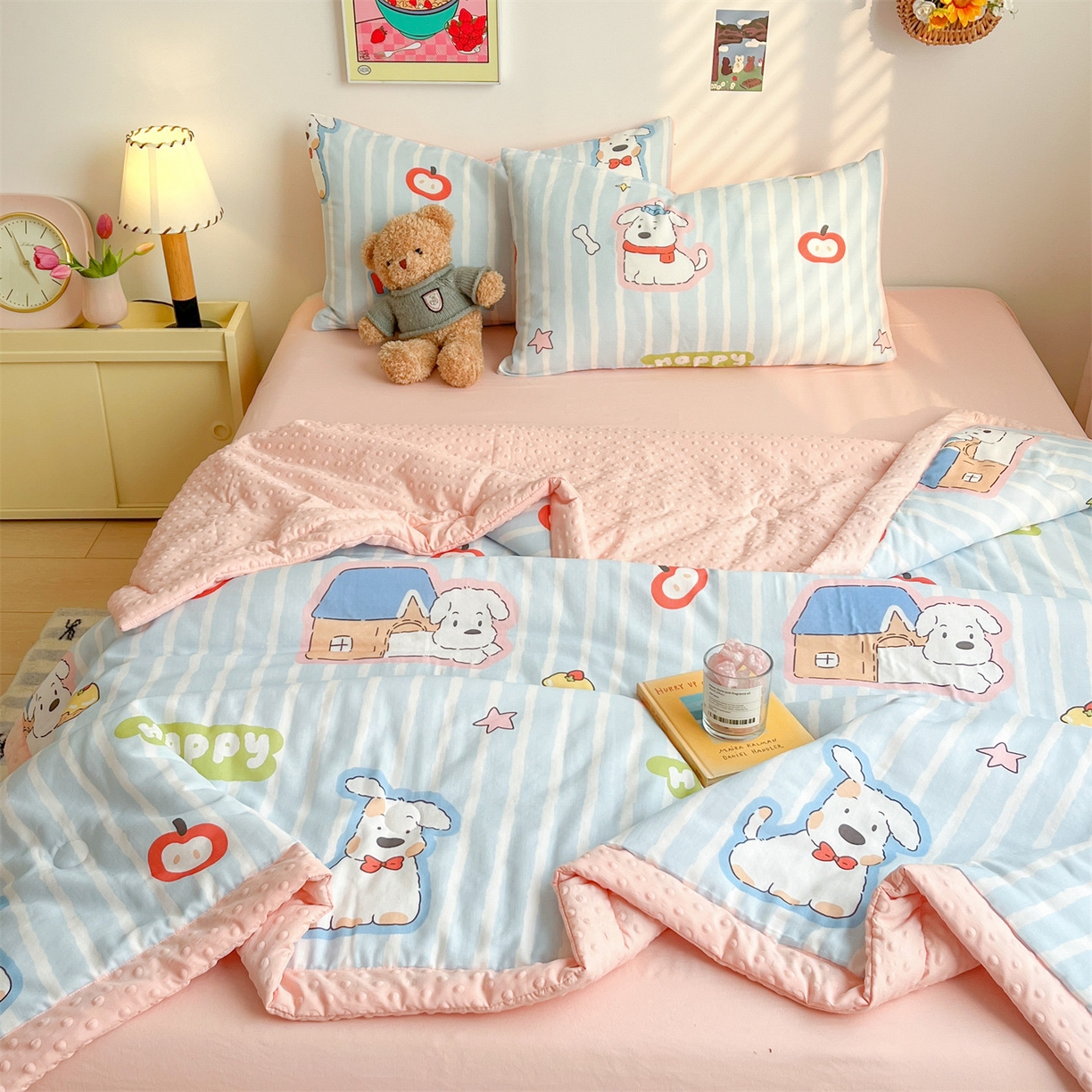 91家纺网 家纺一手货源 找家纺 盛秋家纺 2026新款A类水洗棉豆豆夏被系列二 软萌汪汪蓝+奶油粉