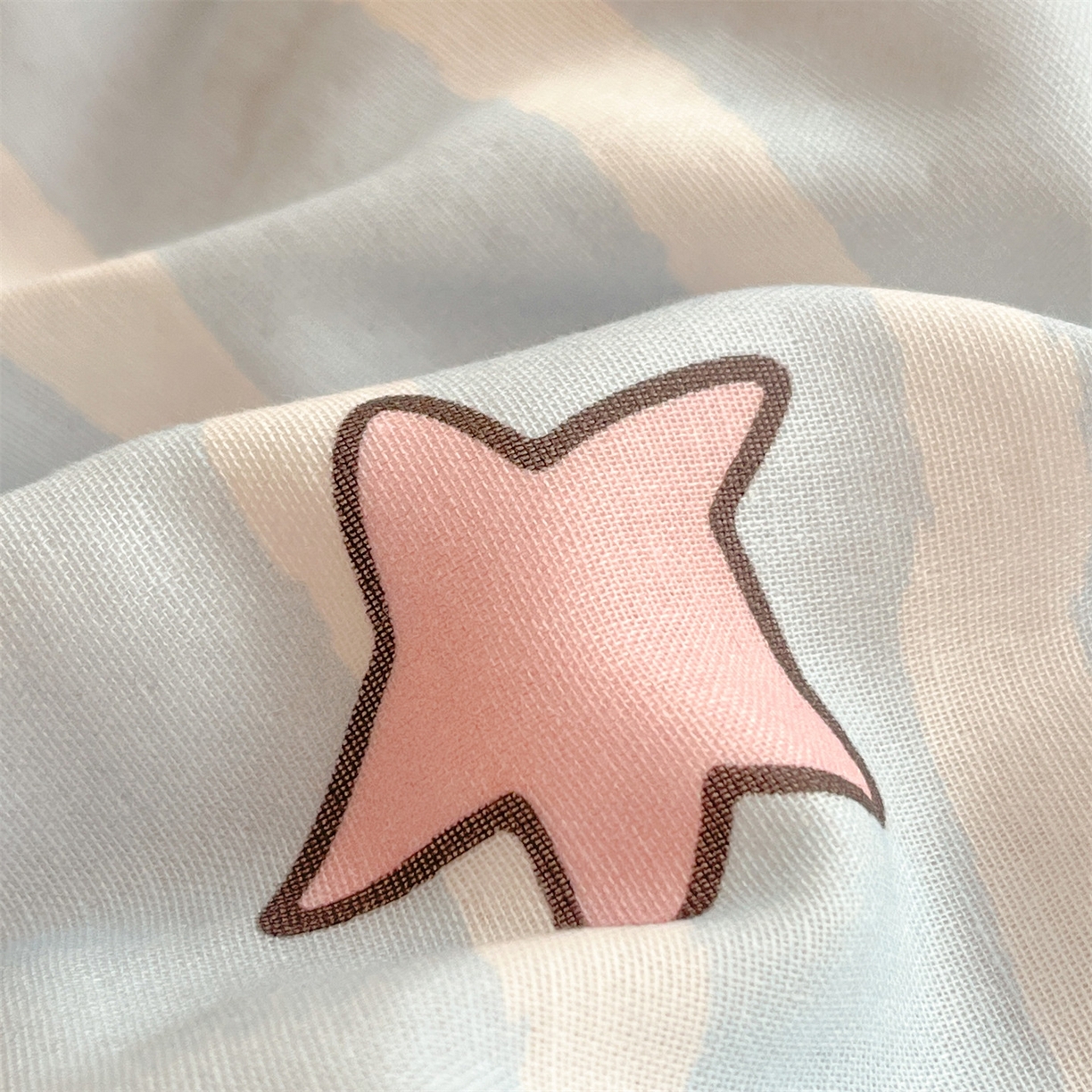 91家纺网 家纺一手货源 找家纺 盛秋家纺 2026新款A类水洗棉豆豆夏被系列二 软萌汪汪蓝+奶油粉