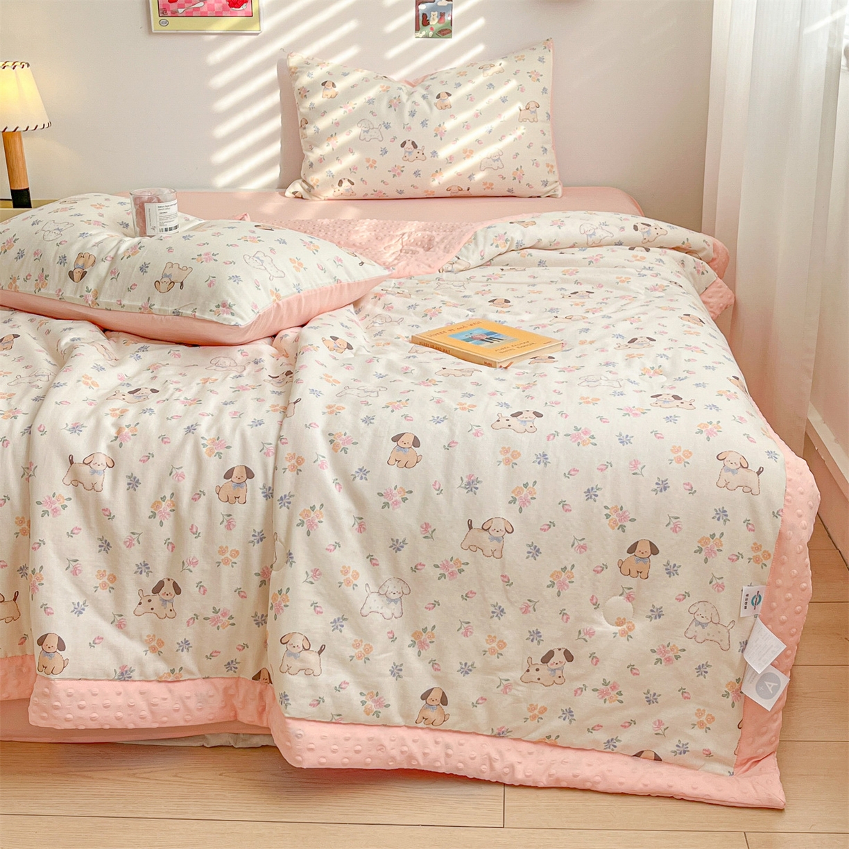 91家纺网 家纺一手货源 找家纺 盛秋家纺 2026新款A类水洗棉豆豆夏被系列二 田园萌狗+奶油粉