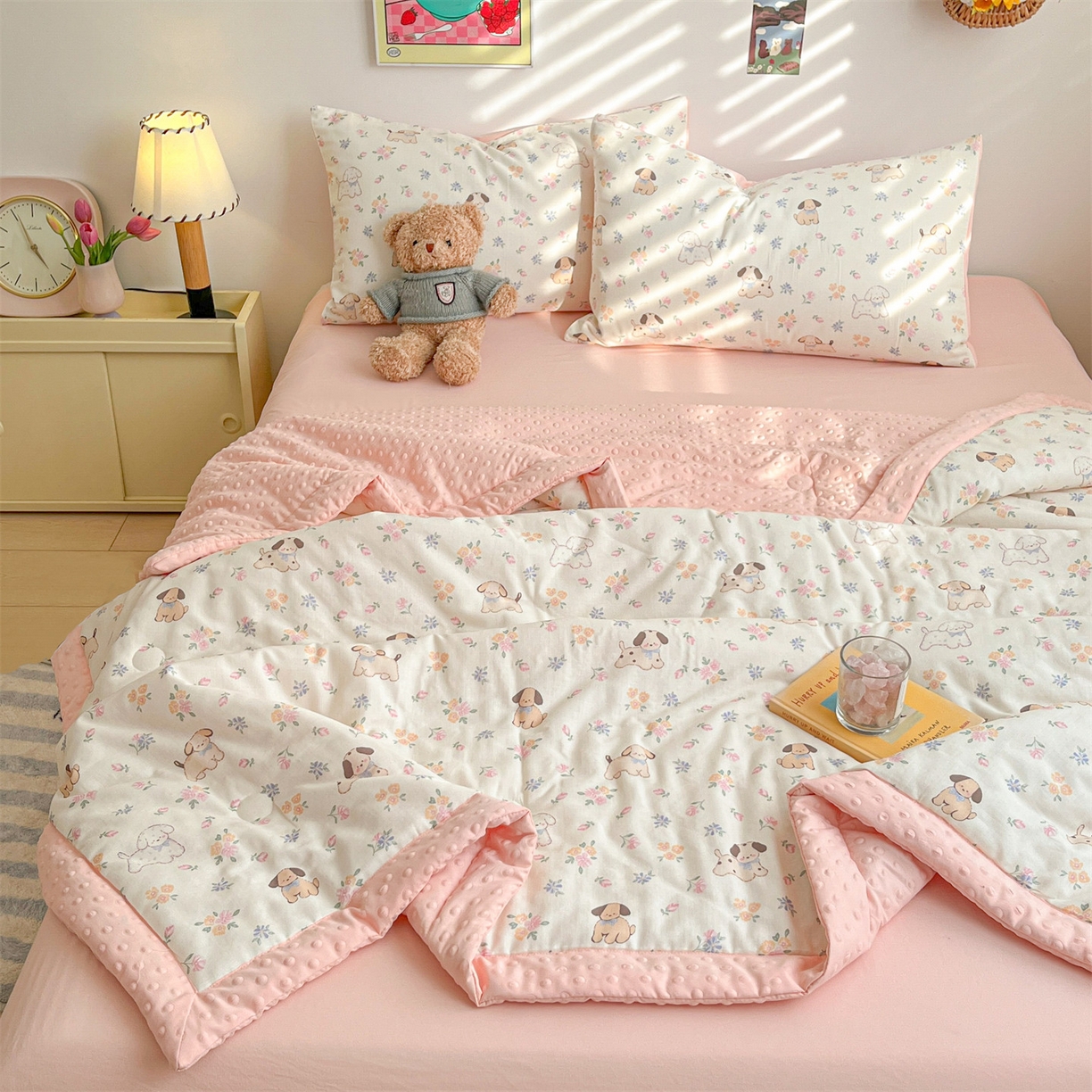 91家纺网 家纺一手货源 找家纺 盛秋家纺 2026新款A类水洗棉豆豆夏被系列二 田园萌狗+奶油粉