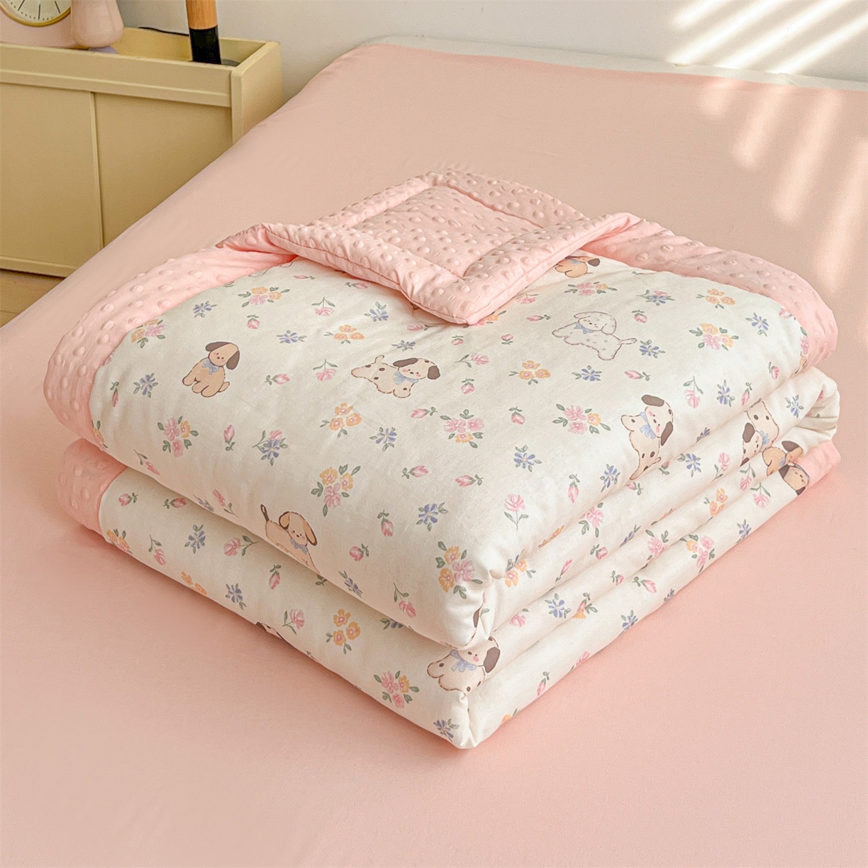 91家纺网 家纺一手货源 找家纺 盛秋家纺 2026新款A类水洗棉豆豆夏被系列二 田园萌狗+奶油粉