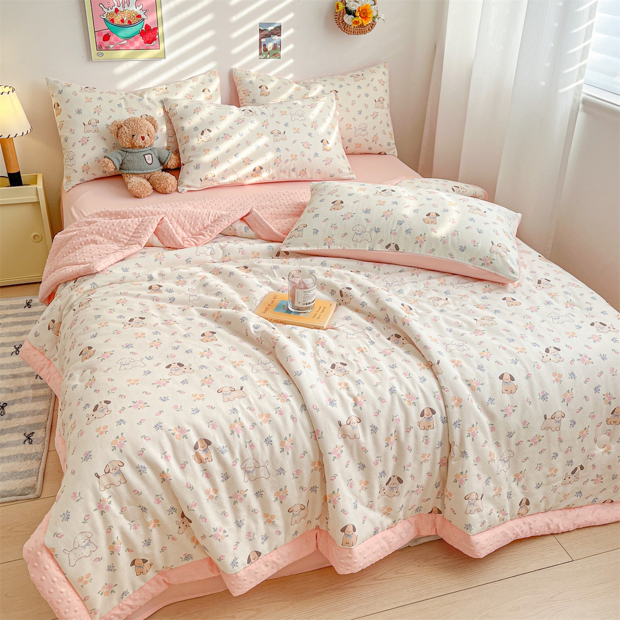 91家纺网 家纺一手货源 找家纺 盛秋家纺 2026新款A类水洗棉豆豆夏被系列二 田园萌狗+奶油粉